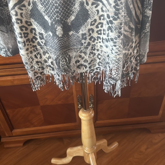 Sweater - Picture 2 of 6